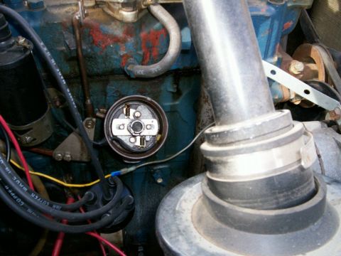 1993 Ford Bronco - Shot of top of CJ2A distributor without backing/breaker plate