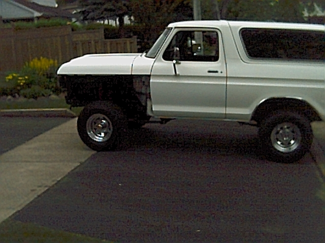 1978 Ford Bronco side view, white, missing front fender on driver's side