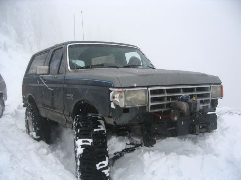1987 Ford Bronco - in the process of getting out of the way for a stock silverado, i manage to highcenter on a snow lump.