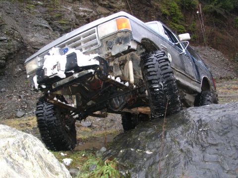 1987 Ford Bronco - quick poser shot, deffinetly need to cut fenders more. it felt like it would flex more.