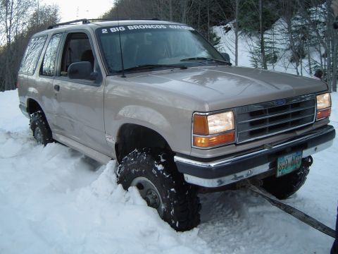 1989 Ford Bronco - Annes first Stuck...this Explorer loves snow ^^