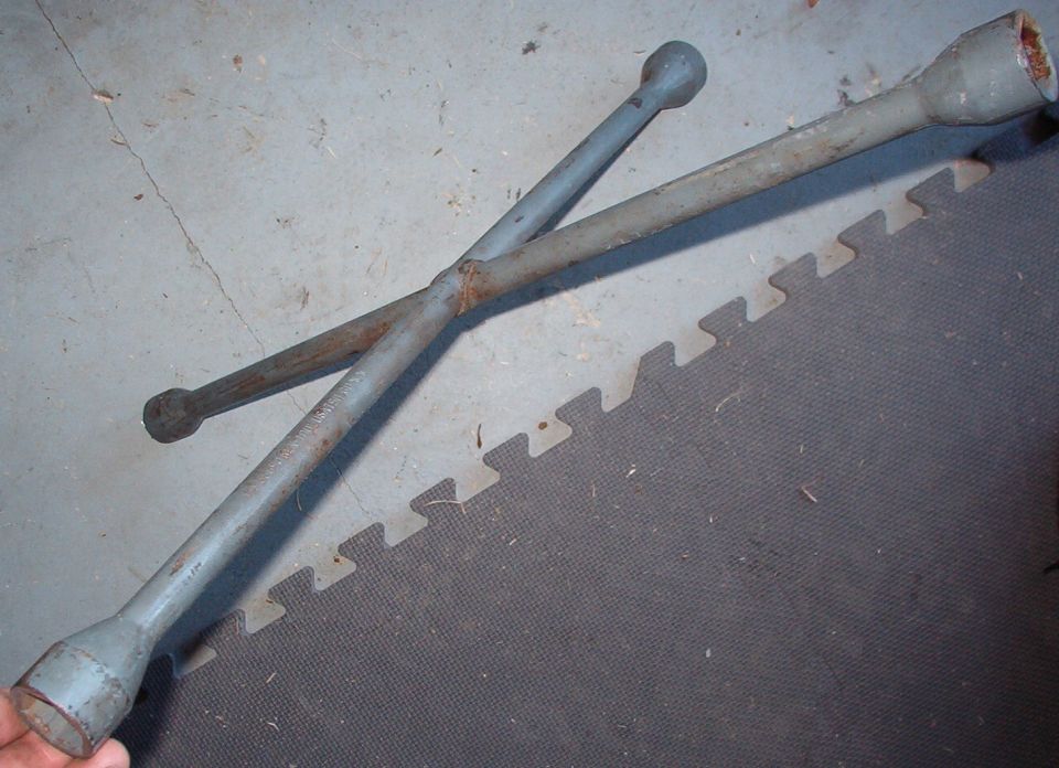 Lug Wrench
LARGE 4-way lug wrench for 3/4-ton & heavier trucks.  No wear, damage, or bends.  Made in USA.