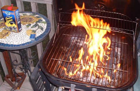 2006 Ford E350 - Grillin' Jan. 31st. '06 in Linn, MO. Notice the Ford V8 lighter.