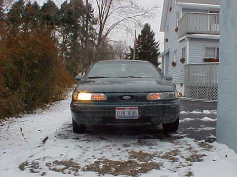 1995 Ford Taurus - Headlights high beams (looks like the car is winking lol)