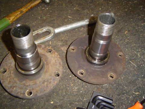 1979 Ford Bronco - Comparison of 2 spindles