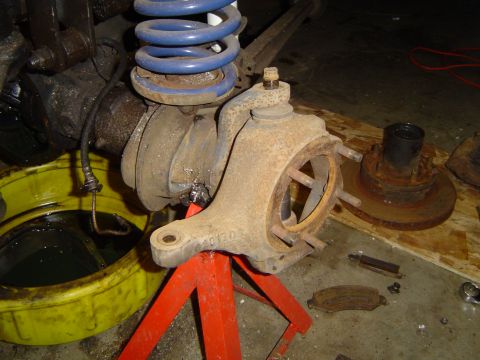 1979 Ford Bronco - Tore it down further, I need the 5 lug knucles for something else ^^