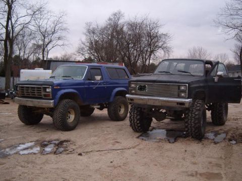 1983 Ford Bronco - chillin in the yard