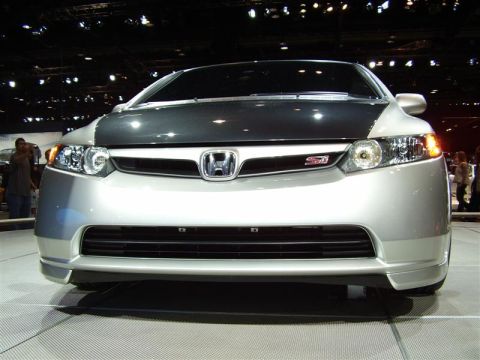 1997 Ford Taurus - Front view of a silver Honda Civic Si with a dark hood, seen at an auto show.