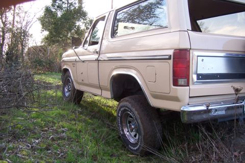 1985 Ford Bronco - AND Back right wheel off the ground !