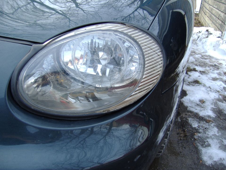 1998 Ford Taurus headlight and fender in winter conditions
