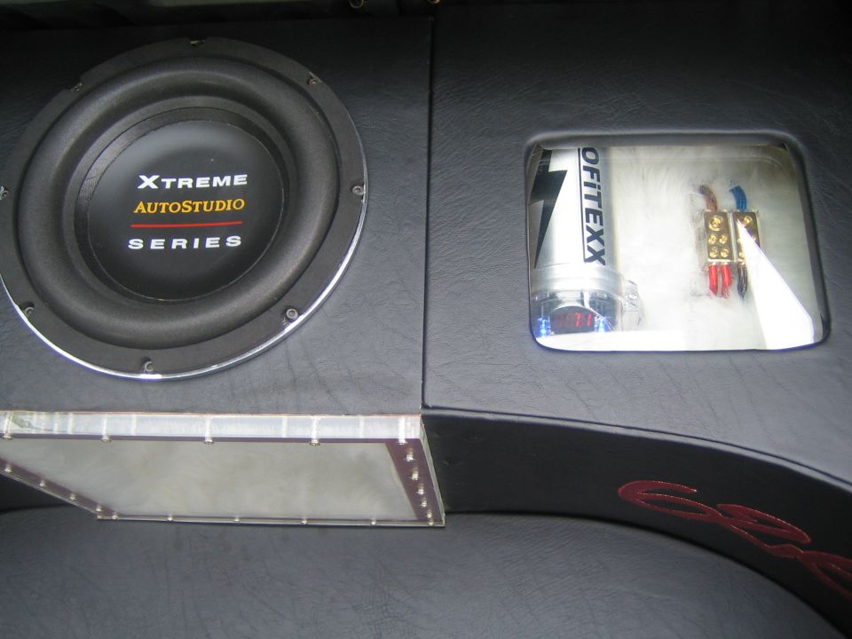 Car audio system with Xtreme Autostudio subwoofer and OFITTEX capacitor
