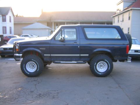 1994 Ford Bronco - This Ford Bronco appears to be from the early to mid-1990s, not a 1994 model.