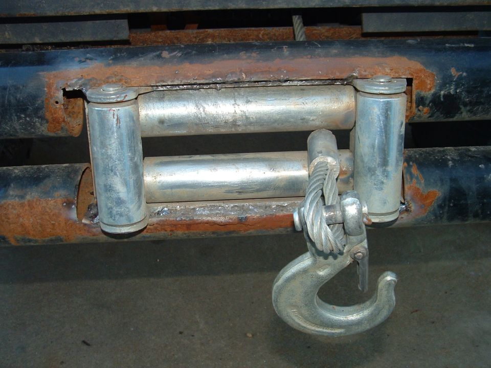 Roller Fairlead.. not too bad.. needs cleaning and painting....