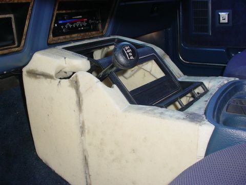 1986 Ford Bronco - Detail of the slot. This was the tough part of the job. Many tests and lots of coming and going until the final match was achieved. Later o…