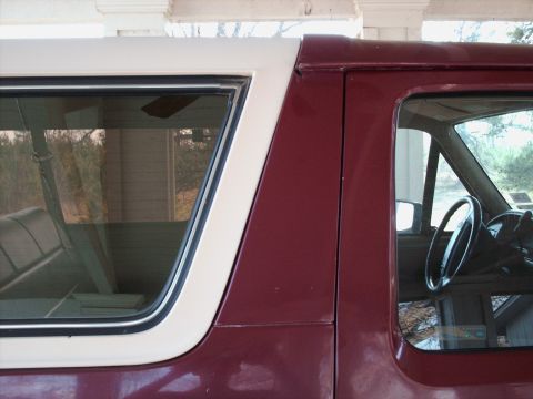 1993 Ford Bronco - See how the fibreglass top touches the body? Thats bad . . .