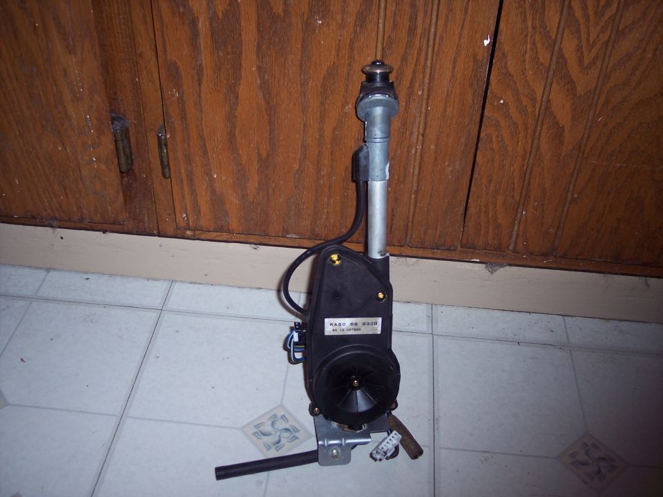 Black power antenna assembly with metal mast and mounting bracket, label reads 'KASTO RR 9309'