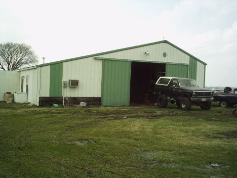 1986 Ford Bronco - 1986 Ford Bronco parked outside a barn.