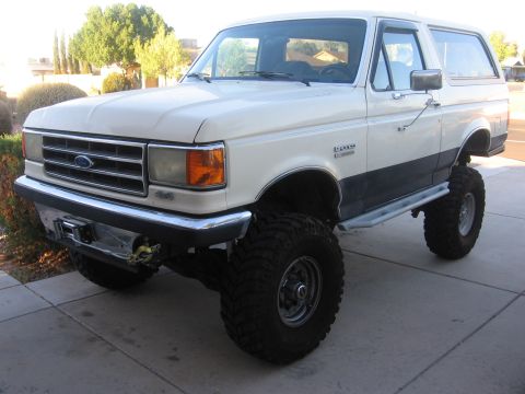 1990 Ford Bronco - This lifted Ford Bronco has a two-tone paint scheme and aftermarket bumper.