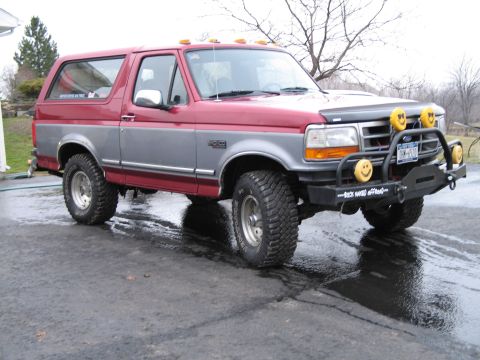 1995 Ford Bronco - This 1995 Ford Bronco features a two-tone paint job and off-road modifications.