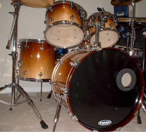 1995 Ford F-150 - A drum kit with a gradient finish from light to dark brown is shown with its various components.