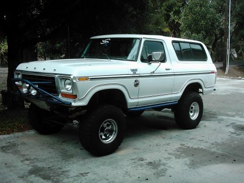 1978 Ford Bronco - This white 1978 Ford Bronco features a lifted suspension and an aftermarket front bumper with auxiliary lights.