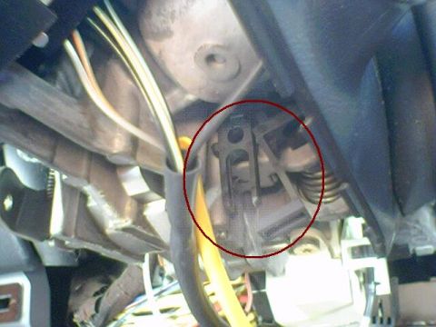 1994 Ford Bronco - The clock spring mechanism and associated wiring are visible in this close-up view.
