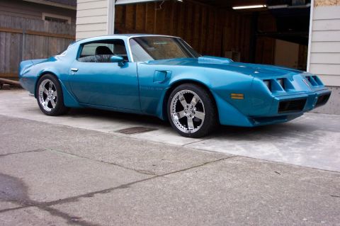 1979 Pontiac Trans Am - This 1979 Pontiac Trans Am features a vibrant blue paint job and aftermarket chrome wheels.