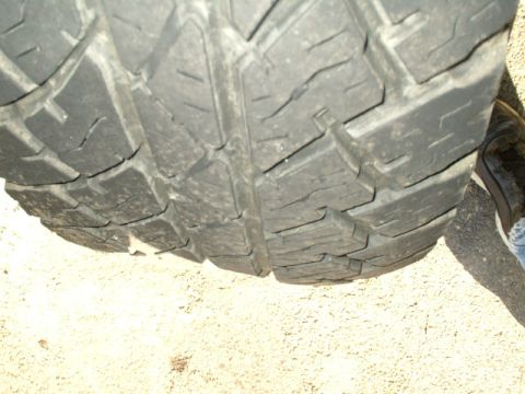 1991 Ford Bronco - A close-up view of a tire tread shows the Supermotors.net watermark at the bottom right.