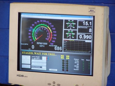 2000 Ford Crown Victoria - The screen displays various performance metrics and a drag strip simulation.
