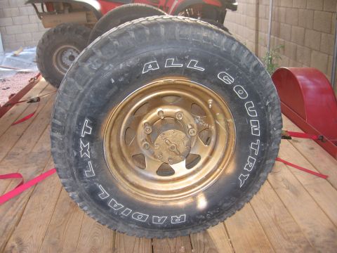 1990 Ford Bronco - bling bling rims, gold over got to love that. WRONG