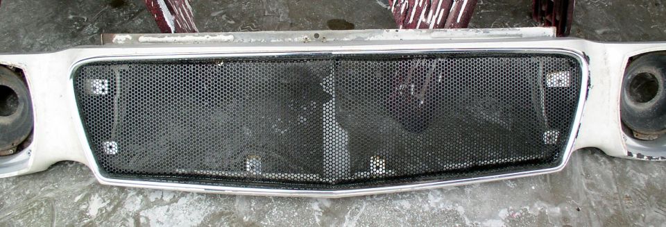 Front grille and headlight assembly with honeycomb mesh