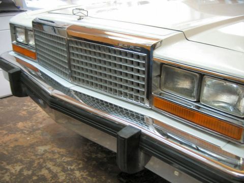 1985 Ford LTD Crown Victoria - Close-up of the front grille and bumper assembly on a 1985 Ford Crown Victoria LTD.