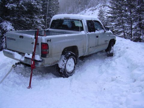 1990 Ford Bronco - Getting ready for the first snatch since he couldn't back up because of ruts in the snow