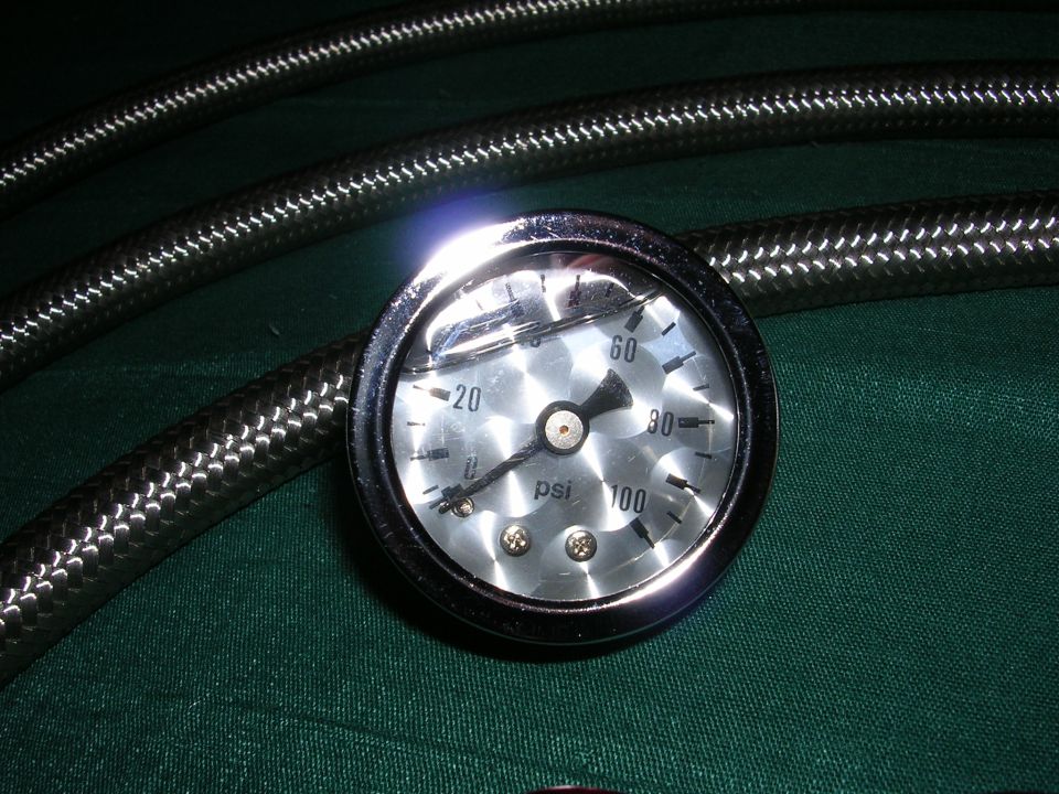 Pressure gauge with braided hose