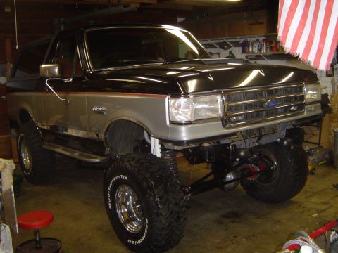 1989 Ford Bronco - Set the tires on to check clearances
