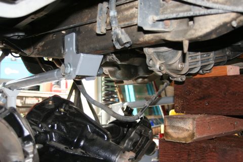 1992 Ford Bronco - see both arms - note wooded cradle holding transfer case up