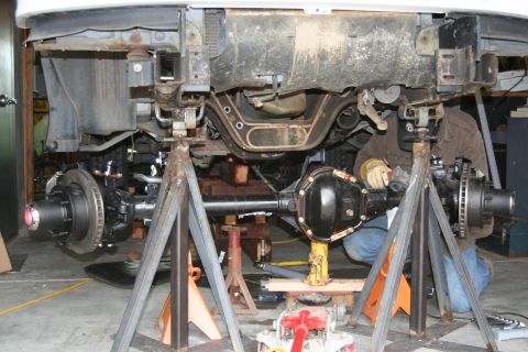 1992 Ford Bronco - grinding on the d60 for some clean weld spots - to weld the cage brackets