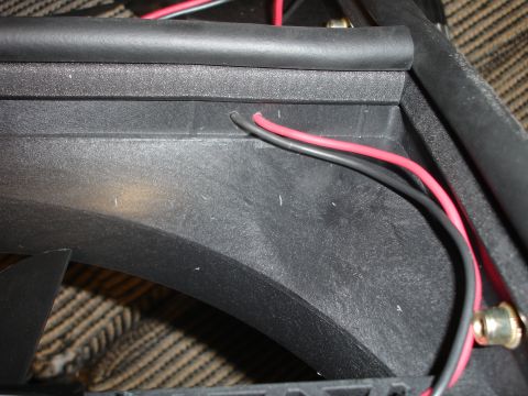 1996 Ford Bronco - wires through the center divider