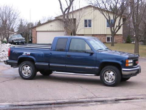 1995 GMC Sierra 1500 - awww the ext cab stepisde, rare! nerf bars, tinted rear windows soon to be all tinted though!!