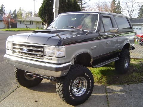 1989 Ford Bronco - This lifted 1989 Ford Bronco features a two-tone paint scheme and prominent BFGoodrich Mud-Terrain T/A tires.