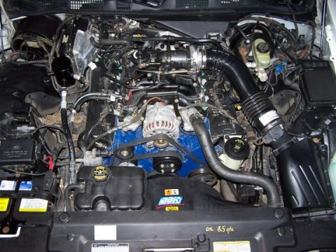 2000 Ford Crown Victoria - Engine bay of a 2000 Ford Crown Victoria, showing the V8 engine and associated components.