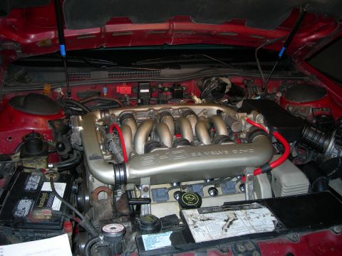 1992 Ford Taurus - The engine bay of a 1992 Ford Taurus SHO, the 24 valve DOHC inscription on the intake manifold.