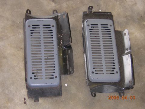 2004 Chevrolet Silverado 3500 - pair of rear speaker brackets and covers
