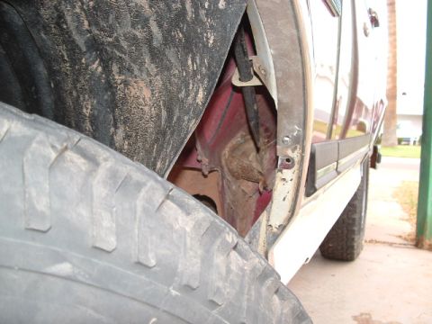 1990 Ford Bronco - View of the inner fender well and tire from the side.