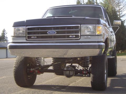 1989 Ford Bronco - This lifted Ford Bronco appears to be from the 1987-1991 model range, not a 1989.