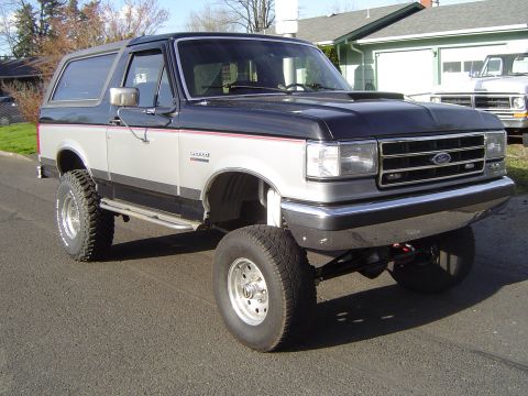 1989 Ford Bronco - This lifted 1989 Ford Bronco features a two-tone paint scheme and aftermarket wheels.