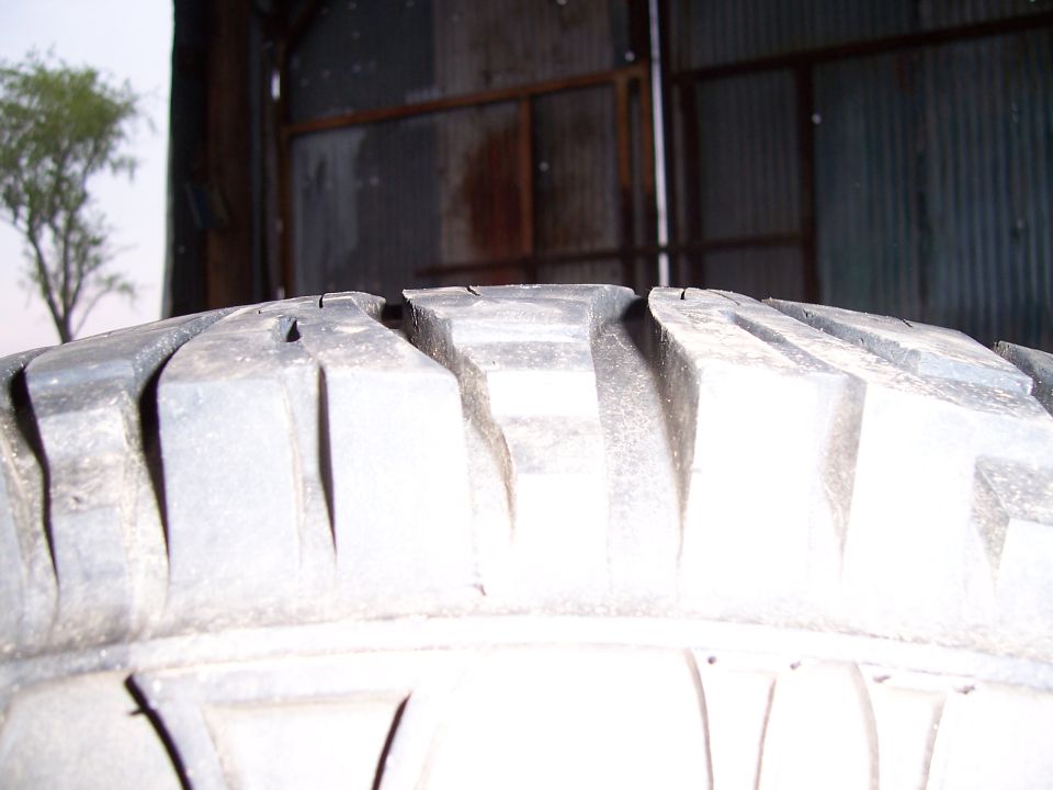 Close-up of a tire tread with a Supermotors.net watermark