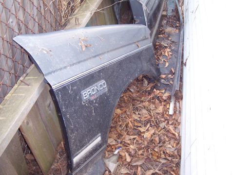 1993 Jeep Cherokee - This is a fender from a Ford Bronco XLT, not a 1993 Jeep Cherokee.
