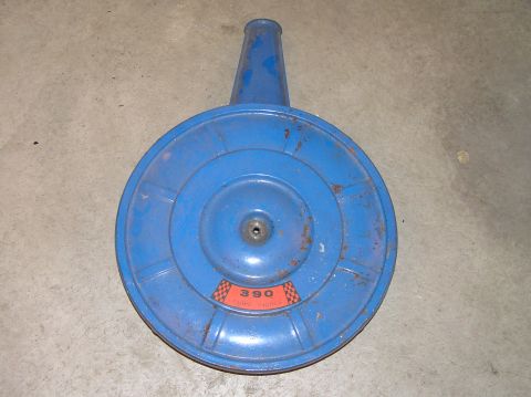 1967 Ford Galaxie - Blue air cleaner with "390 CUBIC INCHES" text on an orange checkered label.