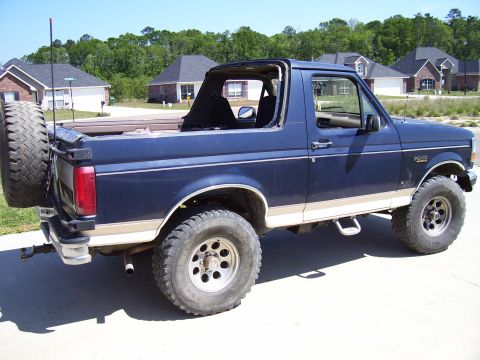1992 Ford Bronco - This 1992 Ford Bronco features a removable top and a rear-mounted spare tire.